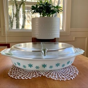 Beautiful Pyrex Snowflake Divided dish 1 1/2QT